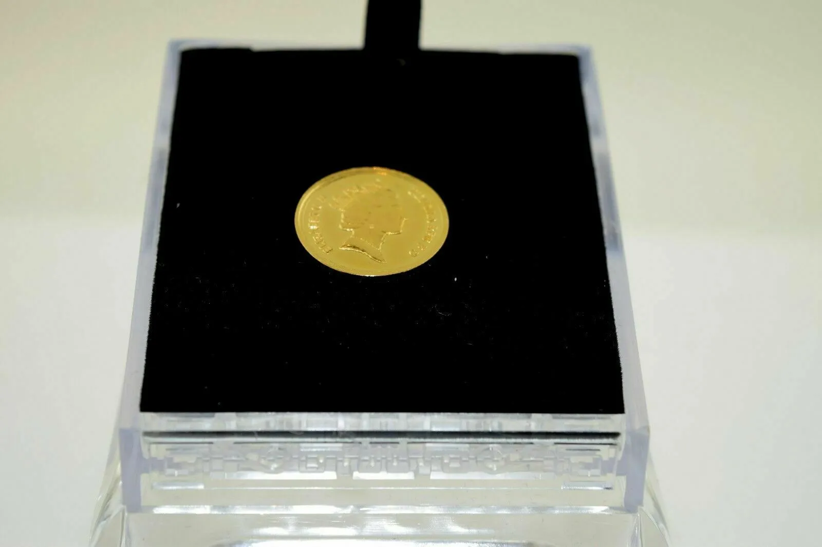 22K Yellow Solid Gold Coin Queen Elizabeth the 2nd Glossy Finish mf