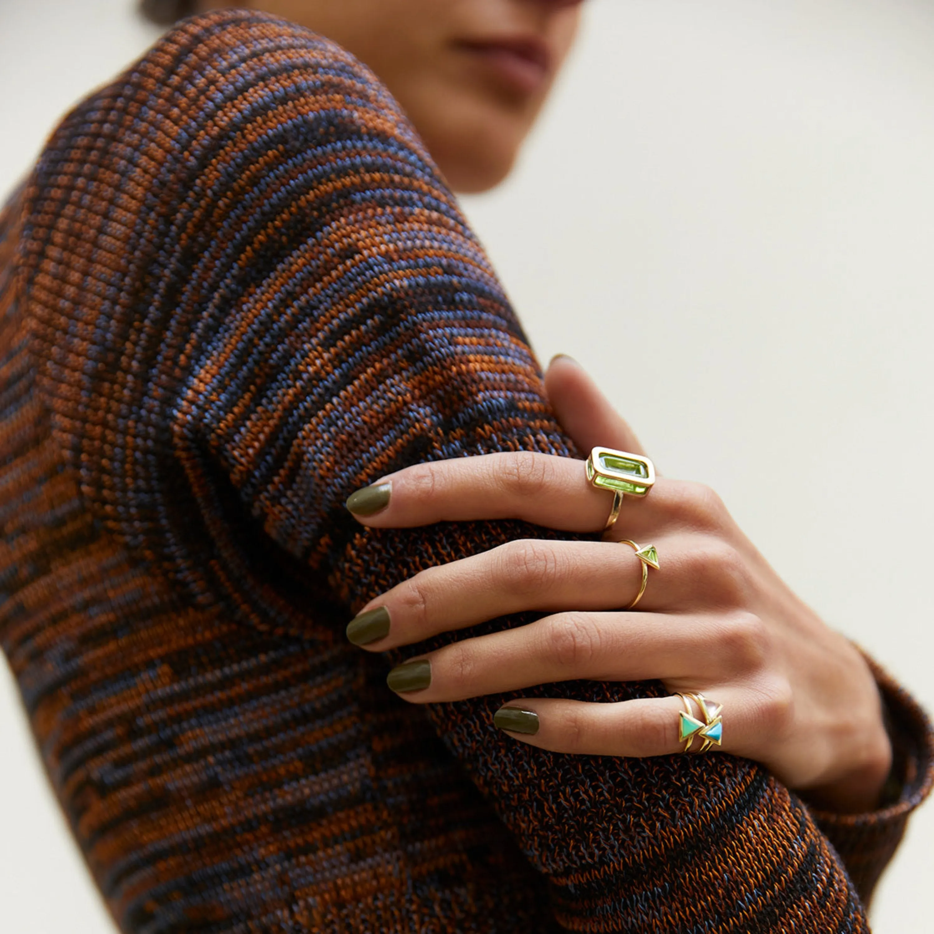 Triangle sticker ring yellow gold with chrysoprase