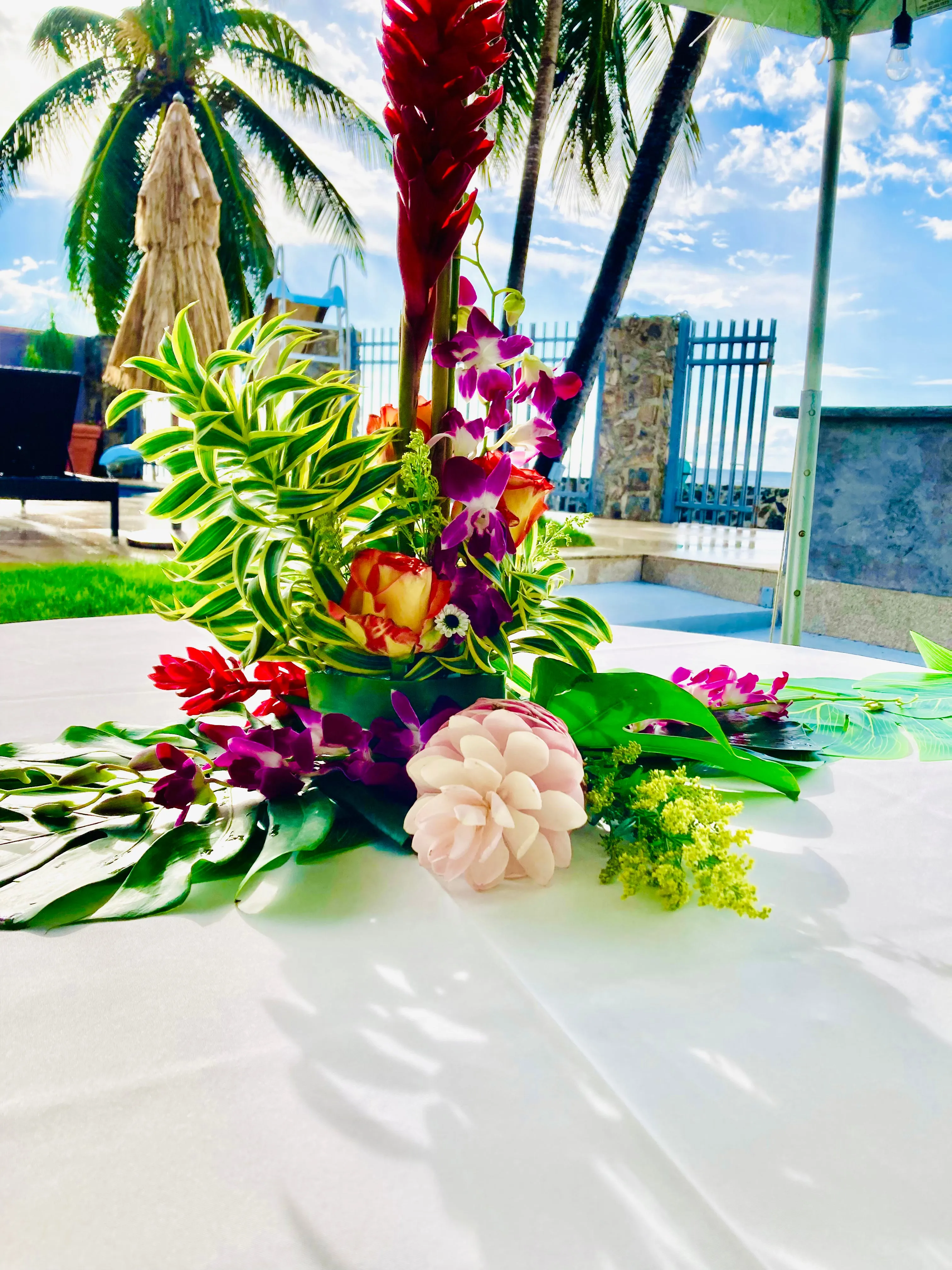 Tropical Table Arrangements