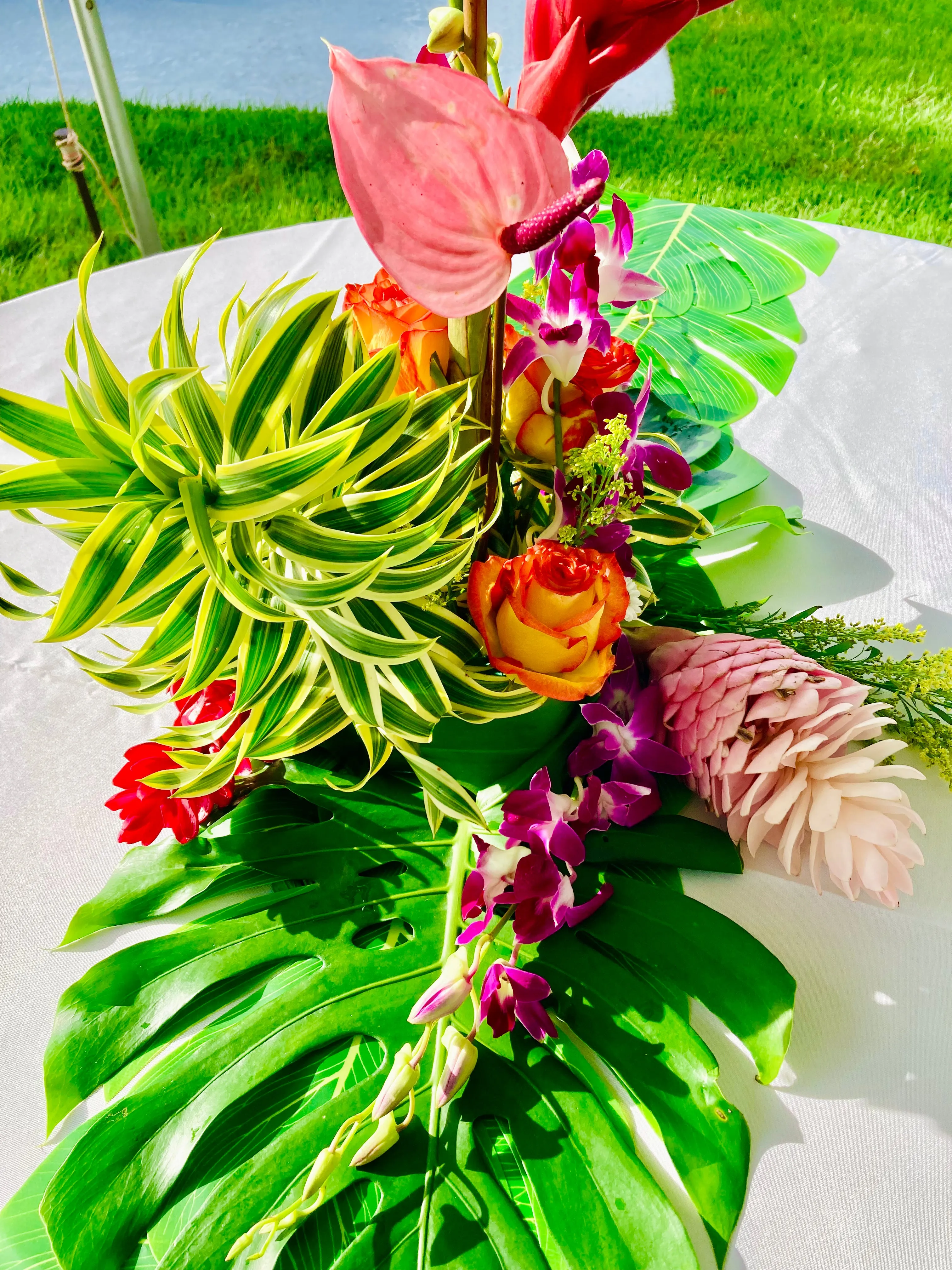 Tropical Table Arrangements